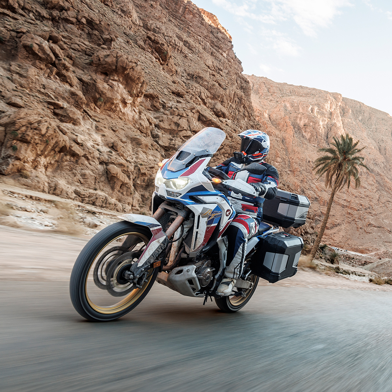 Model CRF1000 ATAS so súpravou príslušenstva Touring s jazdcom.