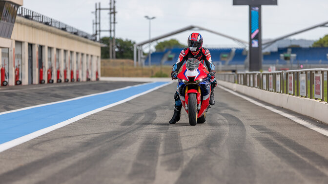 Statický záber modelu Honda CBR1000RR-R Grand Prix Red na dráhe
