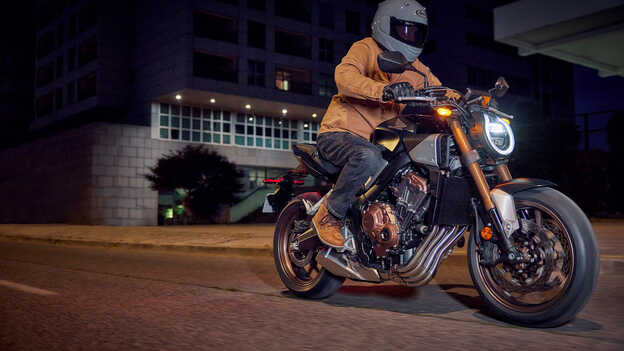 Dynamický záber CB650R na trati