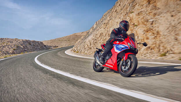 Dynamický záber CBR500R na ceste