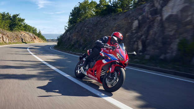Dynamický záber CBR650R na ceste