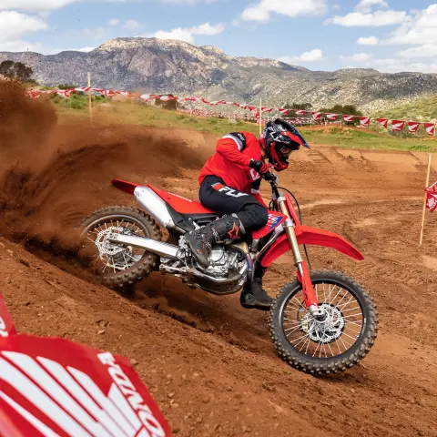 Honda CRF450R na trati s motokrosovým jazdcom