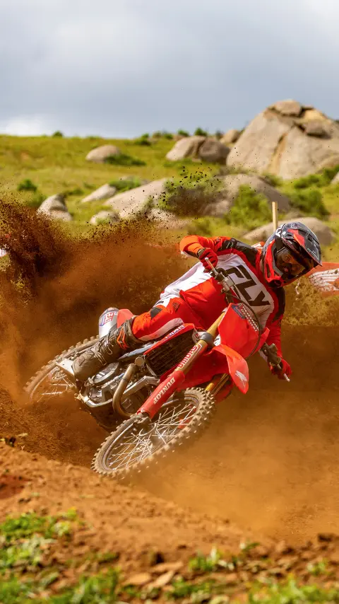 CRF450R na trati s jazdcom MX