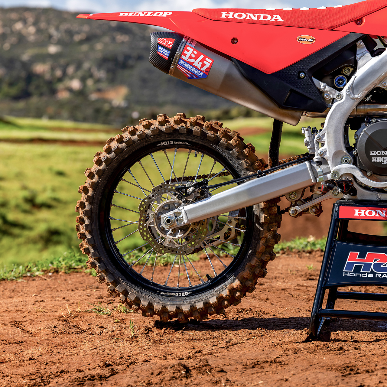 CRF450R na trati s motokrosovým jazdcom