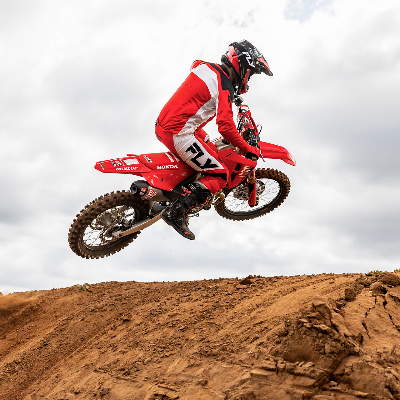 CRF450R na trati s motokrosovým jazdcom