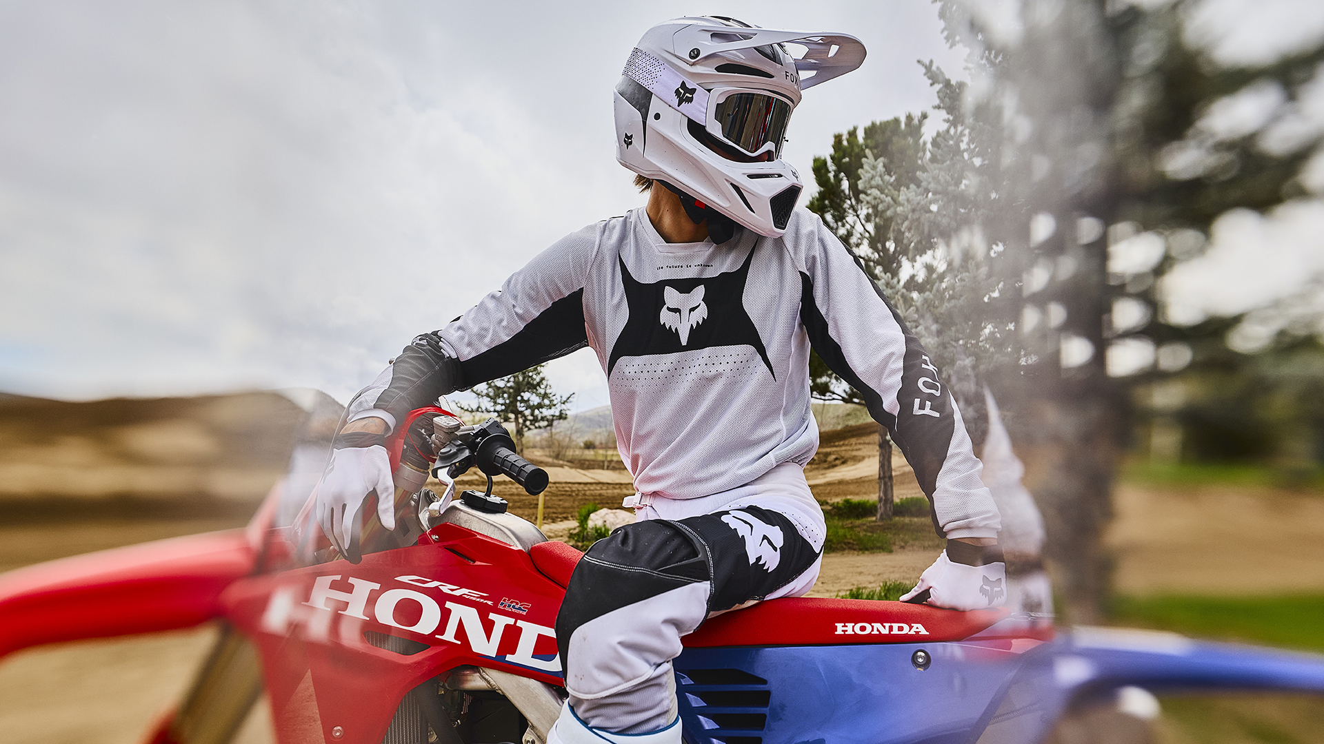 CRF450R na trati s motokrosovým jazdcom