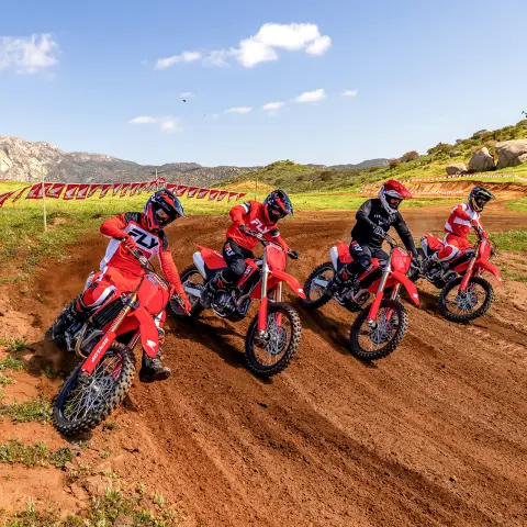 Honda CRF450R na trati s motokrosovým jazdcom