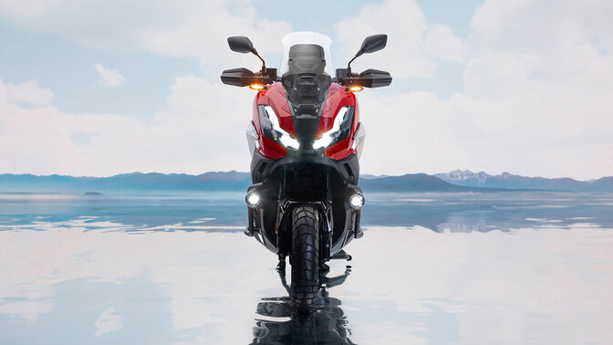 Pohľad spredu na skúter Honda ADV350 na pobreží.