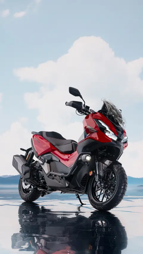 Pohľad zboku na motocykel Honda ADV350 na pobreží.