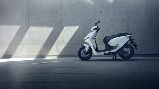 Motocykel Honda CUV e: zaparkovaný v garáži.