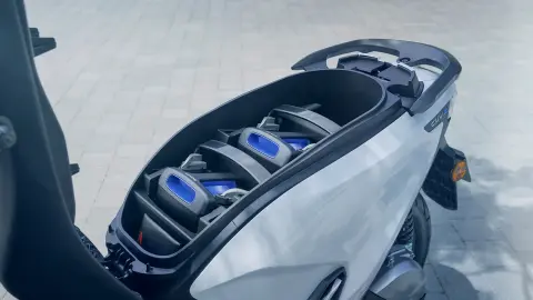 Figurant idúci ku skútru Honda CUV e: v meste.