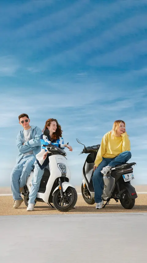 Honda EM1 e: v bielej a sivej farbe s tromi modelmi.