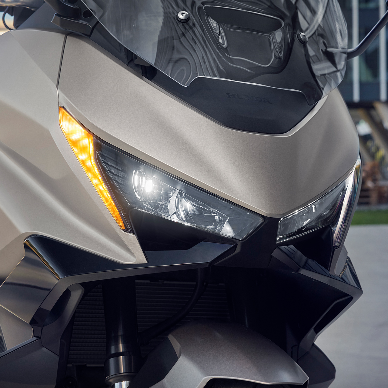 Detail jasného osvetlenia motocykla Forza 750