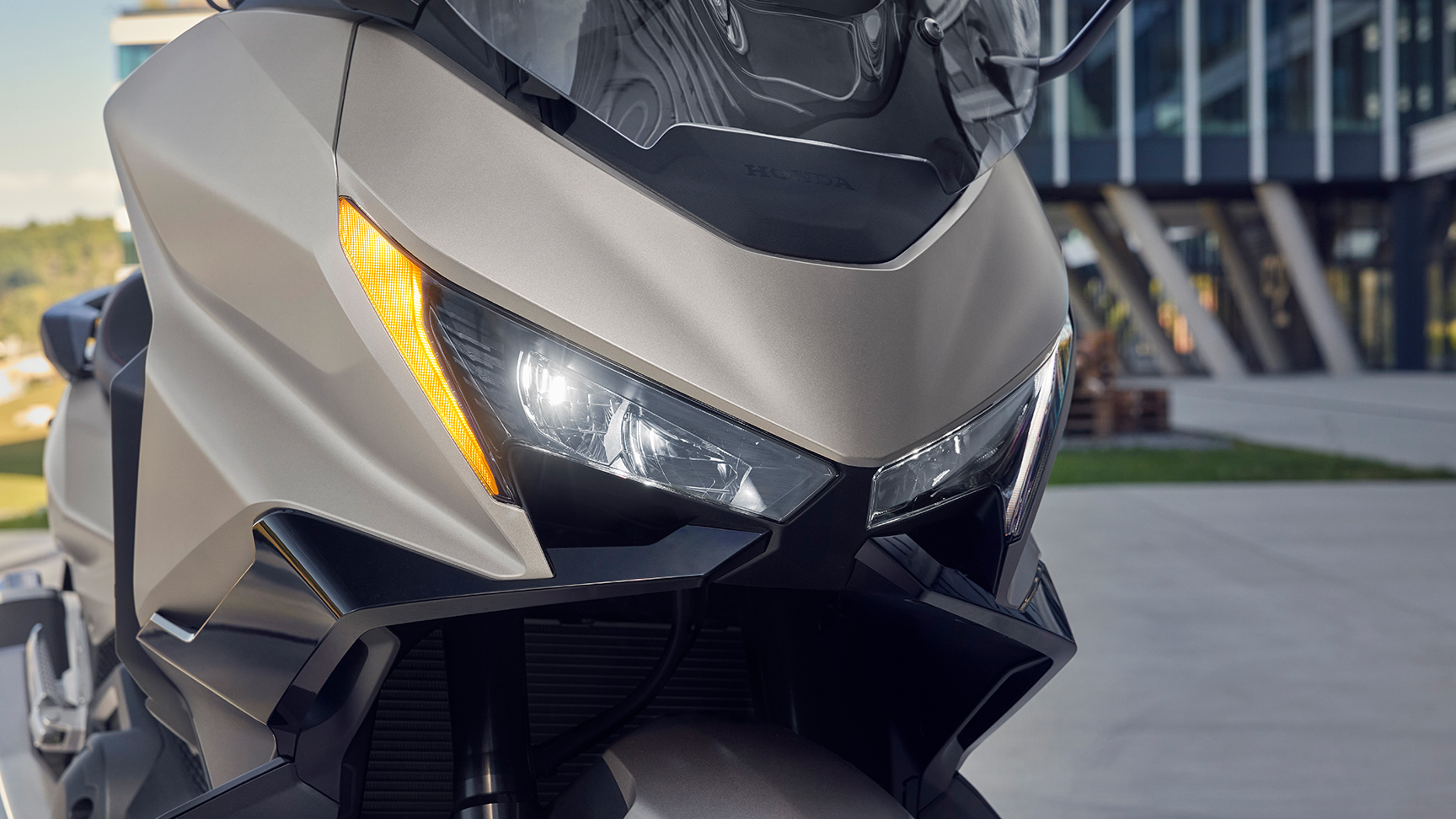 Detail jasného osvetlenia motocykla Forza 750