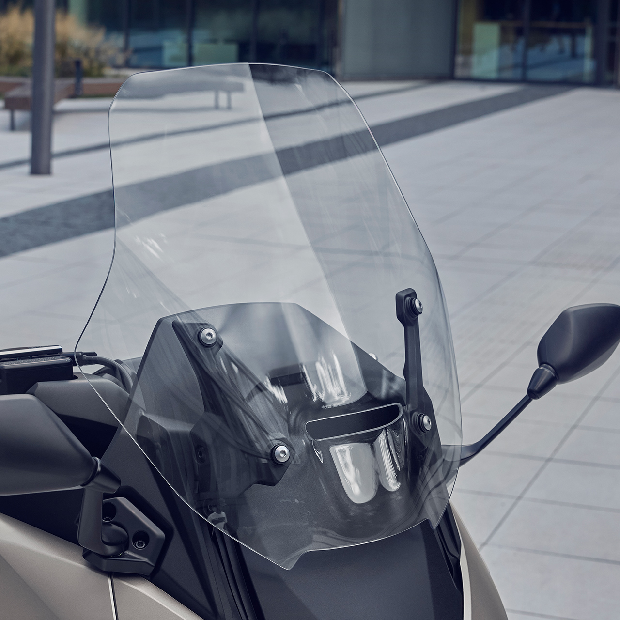 Detail elektricky ovládaného štítu motocykla Forza 750