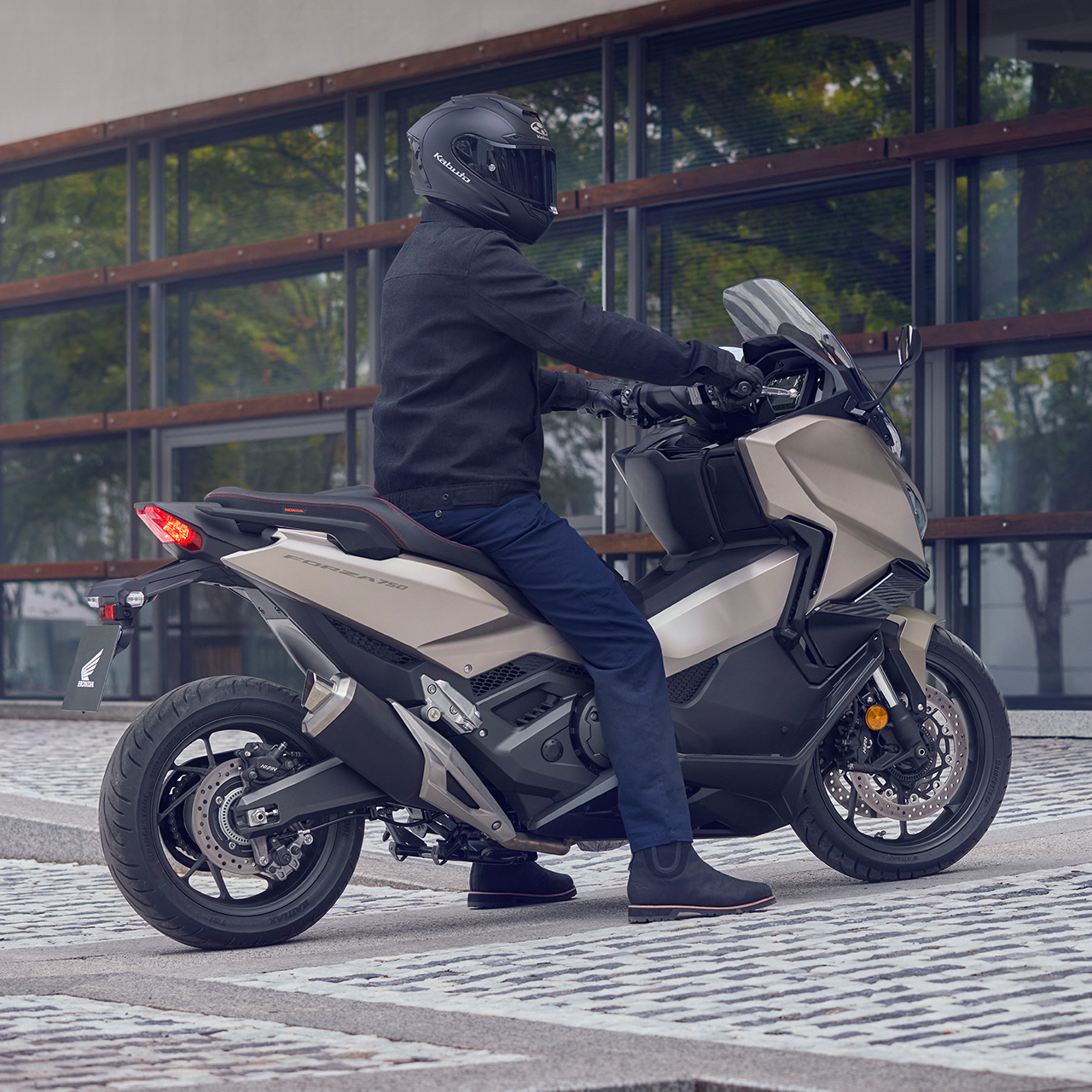 Motocykel Forza 750 zaparkovaný na ulici.