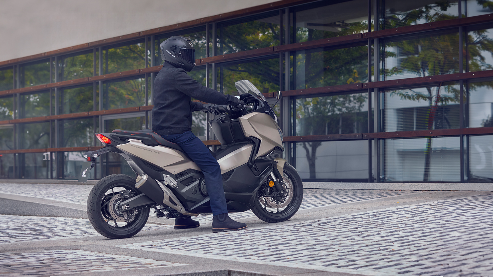 Motocykel Forza 750 zaparkovaný na ulici.