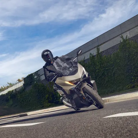 Figurant na motocykli Forza 750 pri jazde po ulici.