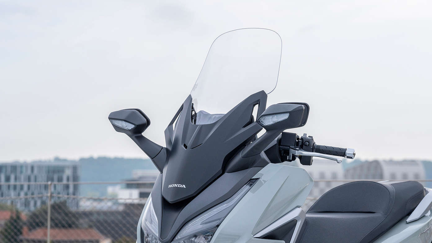 Forza 350, Predĺžený elektricky ovládaný štít 