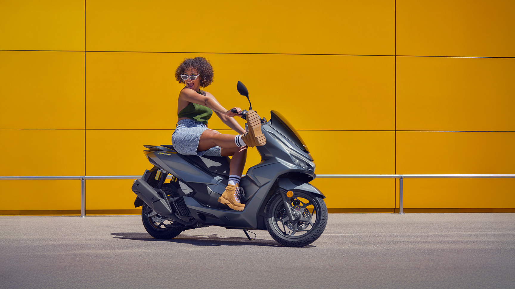 Figurant na motocykli PCX 125.
