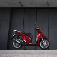 Honda-SH150i, pohľad z pravej strany na zaparkovaný stroj