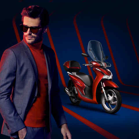 Honda SH150i, trojštvrťový pohľad spredu z pravej strany s modelom