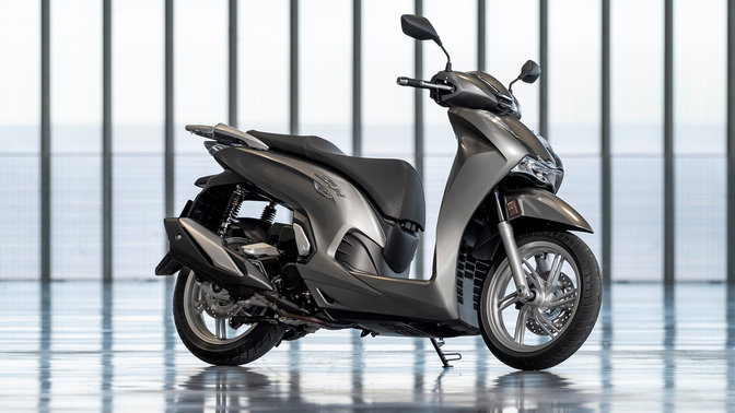 Honda SH350i, záber na zaparkovaný stroj z pravej strany, sivý motocykel