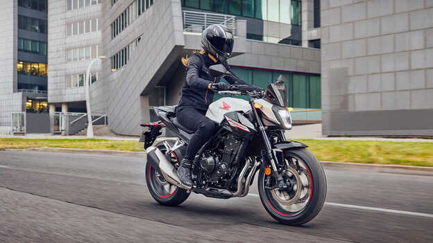 Bočný dynamický záber modelu Hornet CB500 s jazdcom