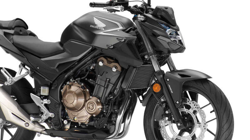 CB500F, pohľad na pravú stranu motocykla spredu, štúdiový záber