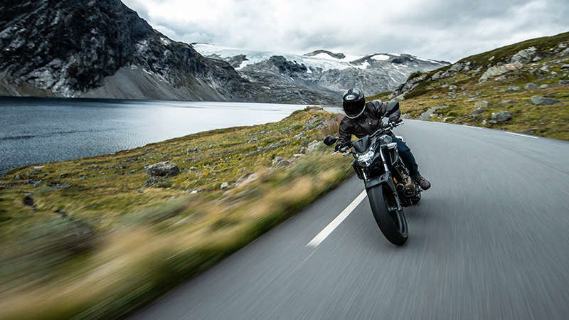 CB500F, predný pohľad na jazdca na horskej ceste