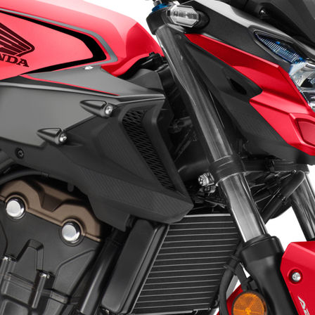 CB500F, priblížený pohľad na dvojité nasávacie potrubie