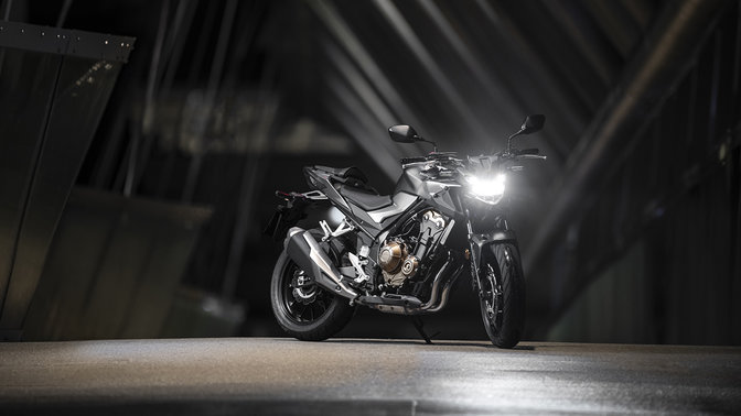 CB500F, trojštvrťový predný pohľad z pravej strany v nočnom meste