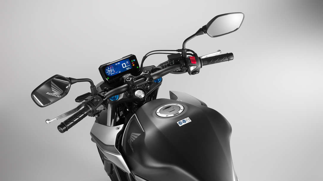 CB500F, priblížený pohľad na kokpit