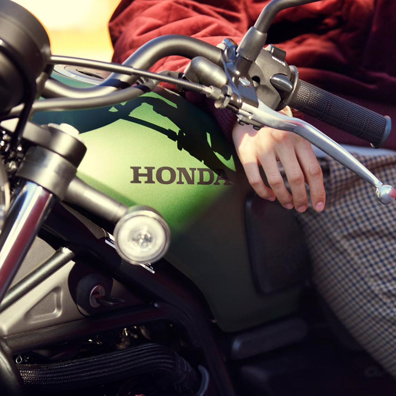 Detailný bočný záber na motocykel Honda CL500 s figurantom.