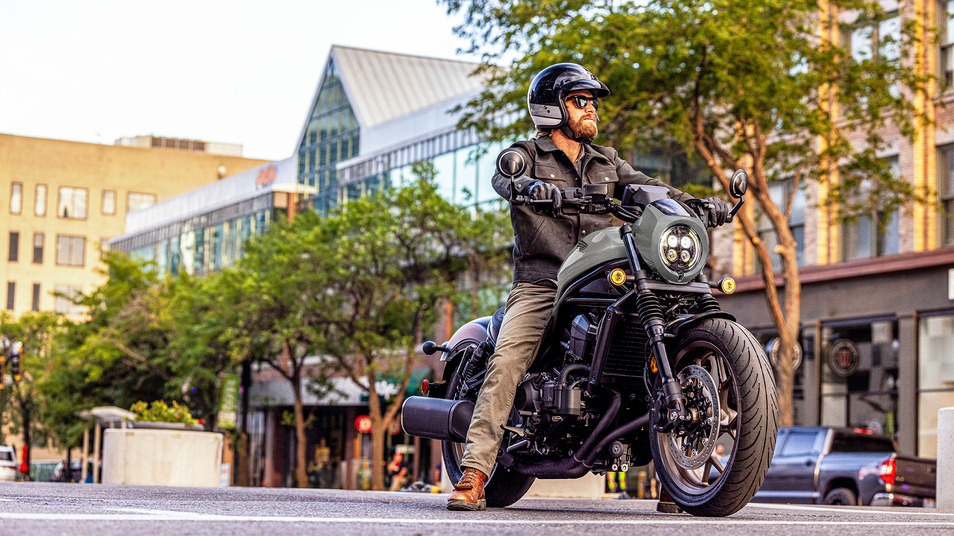 Záber spredu na figuranta na motocykli Honde CMX1100 v meste.