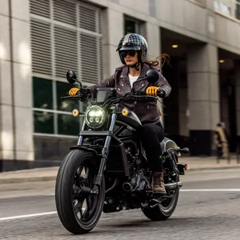 Záber spredu na figuranta na motocykli Honde CMX1100 v meste.