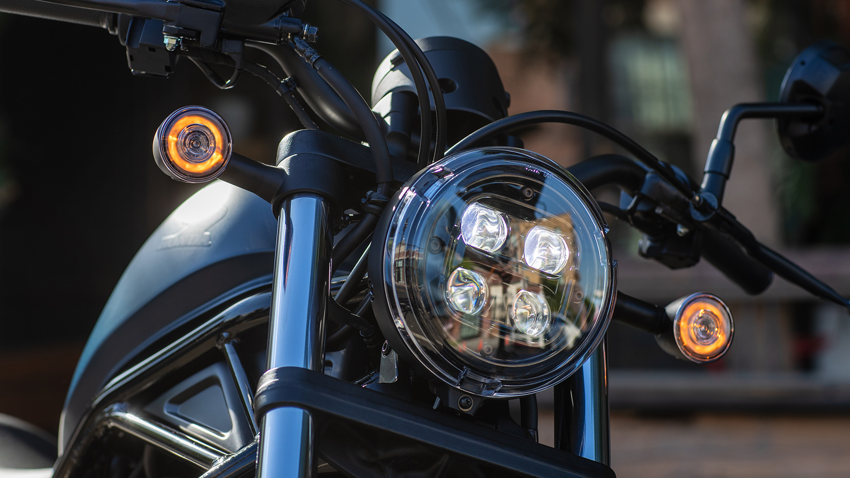 Záber spredu zachytávajúci plné LED osvetlenie modelu CMX500 Rebel
