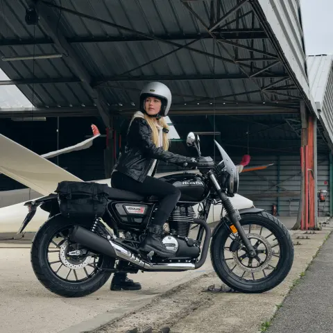 Záber zboku na model GB350S s príslušenstvom a jazdkyňou