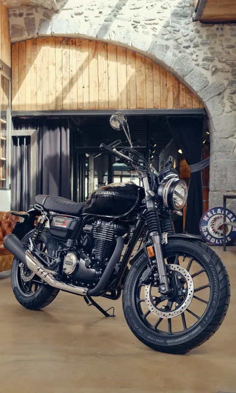 Trojštvrťový pohľad spredu na model GB350s pri kaviarni