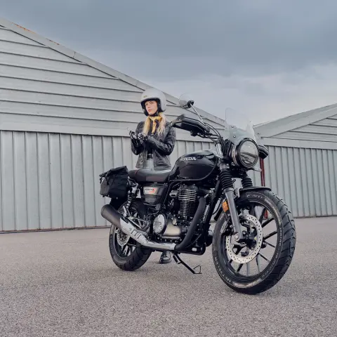 Záber na model GB350S spredu s jazdkyňou a sadou príslušenstva "Travel Pack"