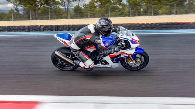 Motocykel Honda Fireblade na trati