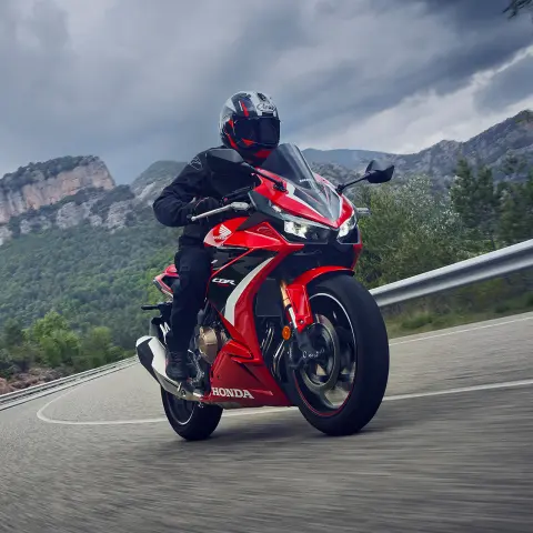 Honda CBR500R z predného pravého poloprofilu na ceste