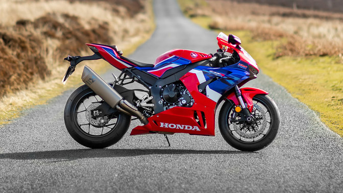 Honda CBR1000RR-R Fireblade, záber z ľavej strany na červený motocykel zaparkovaný na vidieckej ceste