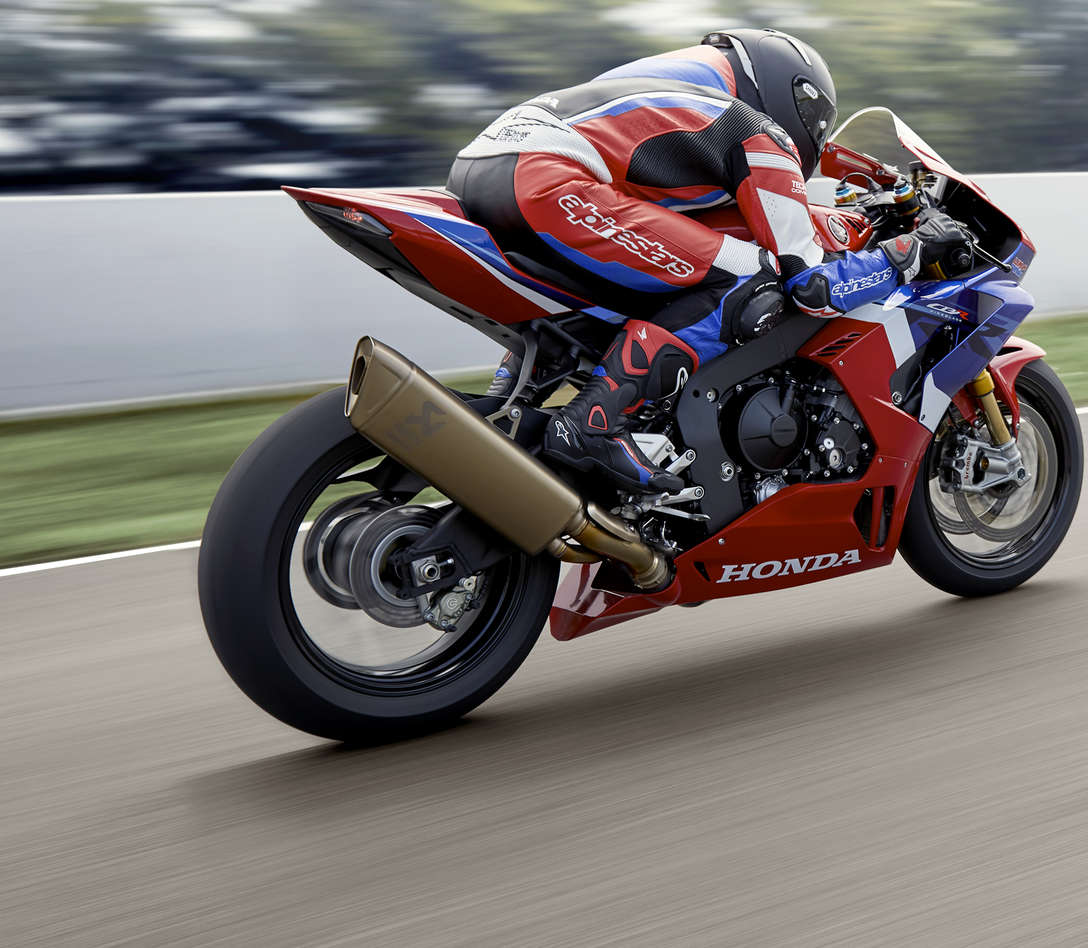 Honda CBR1000RR-R Fireblade SP, zadný poloprofil z pravej strany, s jazdcom pri jazde po pretekárskej trati