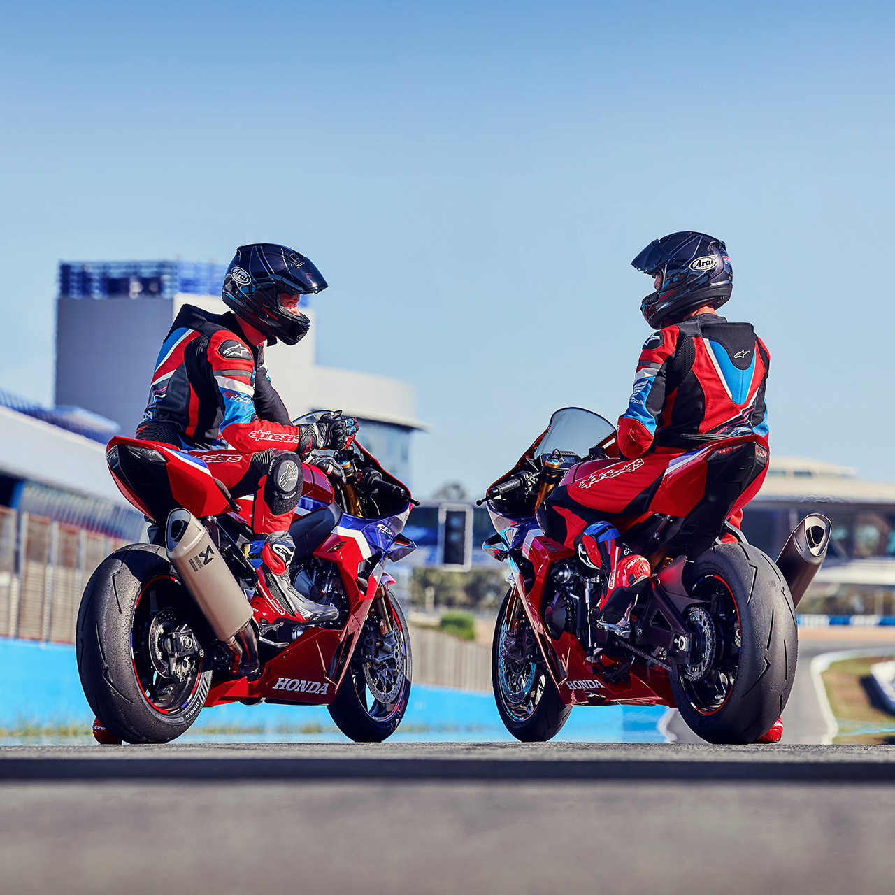 Pohľad zozadu na dvoch motocyklistov s Hondou CBR1000rr-r Fireblade na pretekárskej trati. 