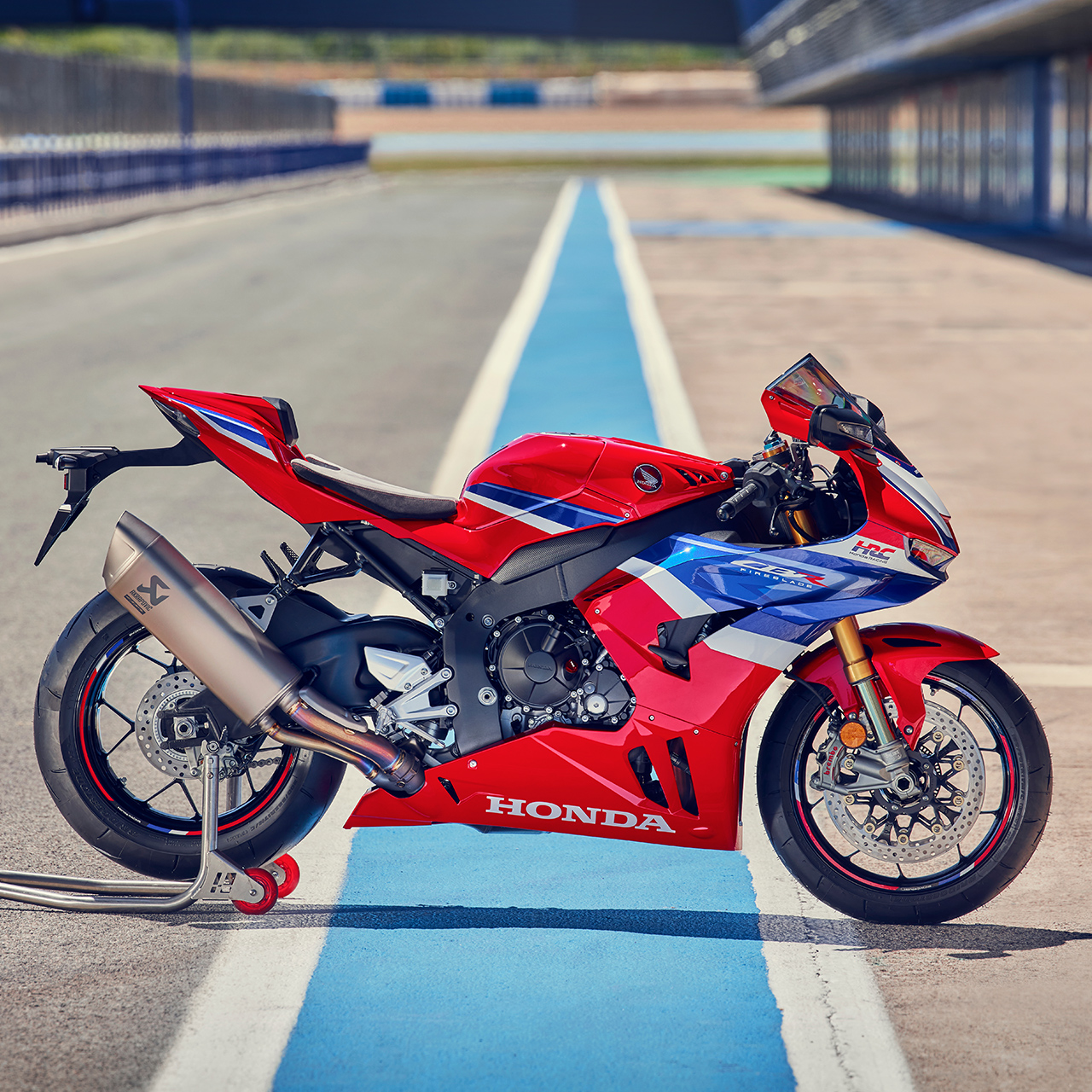 CBR600RR: Bočný pohľad na stroj Honda CBR1000RR-R-Fireblade na pretekárskej trati. 