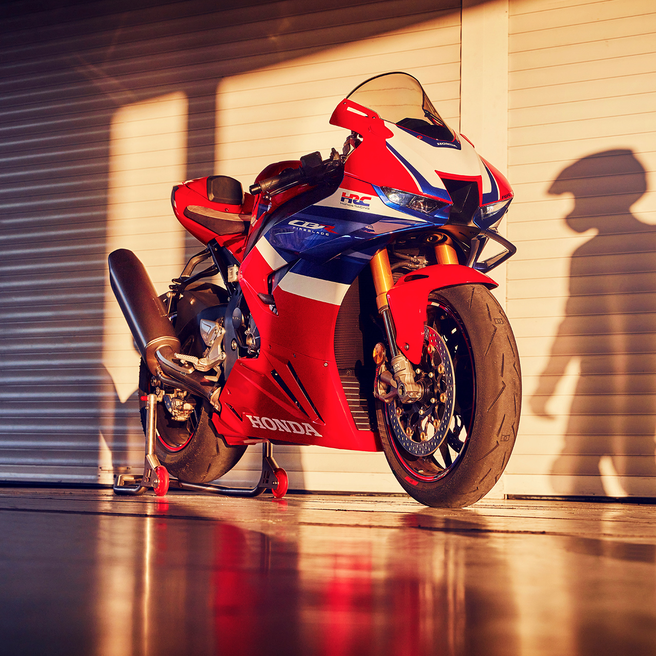 Honda CBR1100RR-R Fireblade zaparkovaná v garáži.
