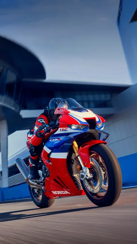 Jazdec na stroji CBR1000rr-r Fireblade na trati.