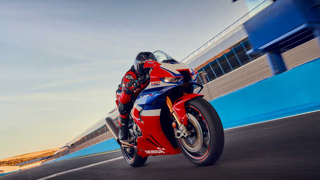 Model CBR1000RR-R Fireblade s jazdcom na trati