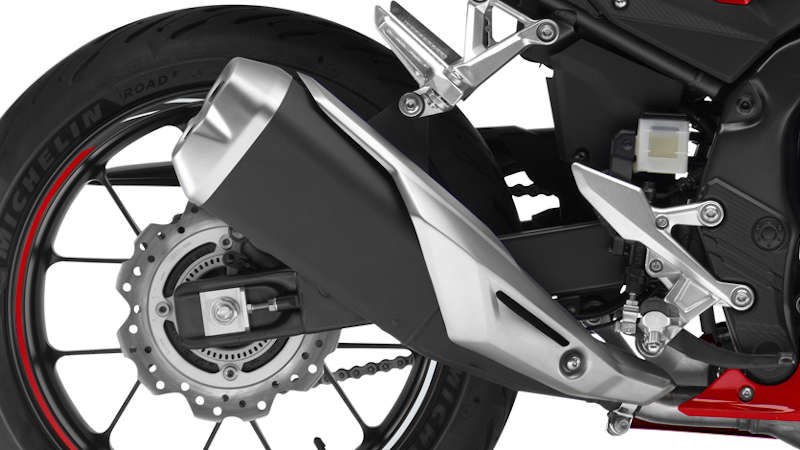 CBR500R, priblížený pohľad na výfukové potrubie 
